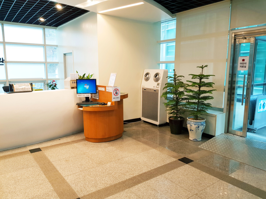 Ecover Large Capacity Air Purifier Q Series installed in office lobby